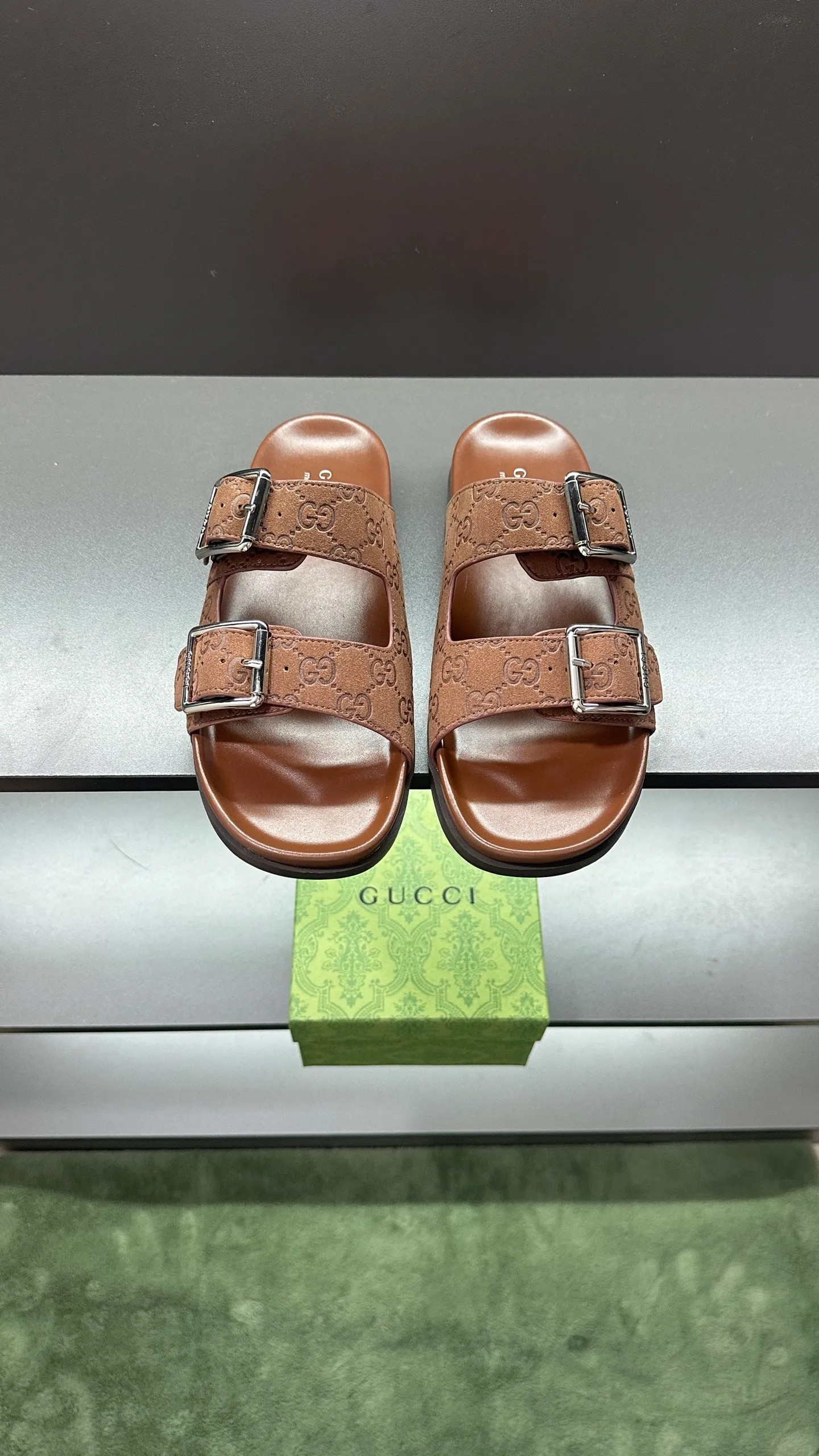 [G Home New Style] P: 320💰Men's size 39~45, (46. Customized) This slipper is made of GG polyester fiber and is decorated with a Gucci label on the front, which adds a striking logo feel to the style. "Gucci Made in Italy" stamped label Rubber sole Flat Made in Italy